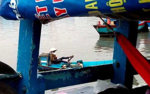 A hawker paddling with her feet